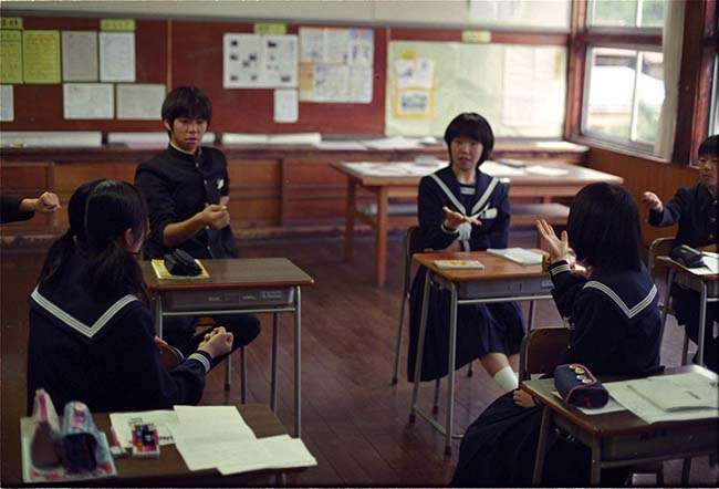 Các học sinh Nhật Bản trong giờ thảo luận nhóm
