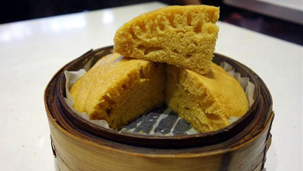 Bánh xốp hấp hoặc bánh Mã Lai, là món ăn yêu thích của người HongKong. Món này chế biến từ trứng, bột mì, đường nâu, sữa, có thể dùng cùng trà và cà phê đều hợp.