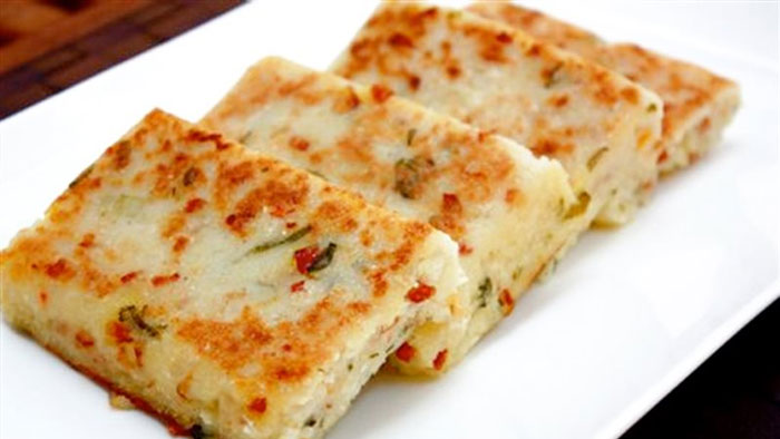 Bánh củ cải chiên phổ biến ở Đài Loan. Món này chế biến bằng cách thái nhỏ củ cải rồi trộn với bột gạo, bột mì kết hợp với thịt heo hoặc xúc xích rồi chiên lên.