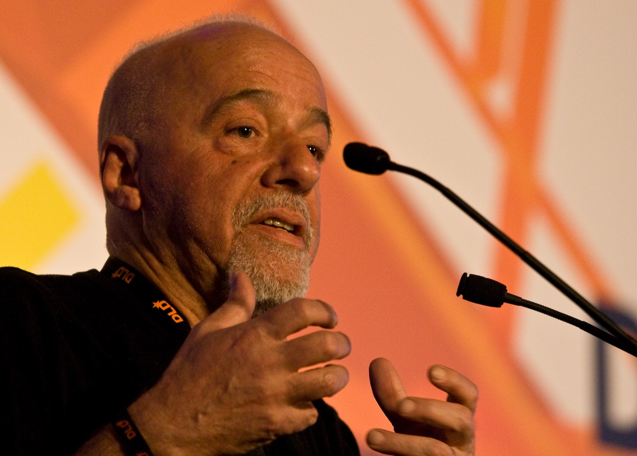 Hình ảnh nhà văn Paulo Coelho