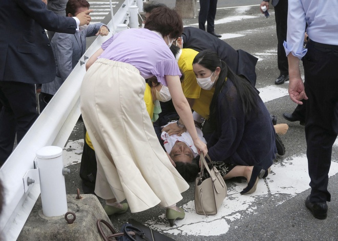 Cựu thủ tướng Nhật Abe Shinzo bị bắn vào ngực