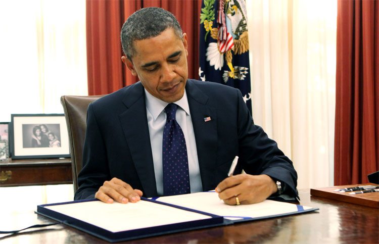 Cựu tổng thống Mỹ Barack Obama sử dụng tay trái để ký.
