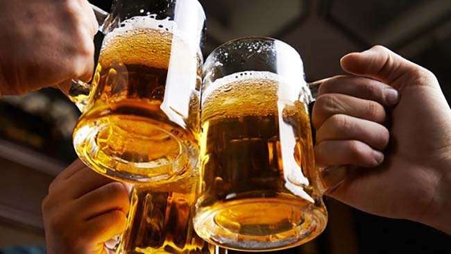 Uống bao nhiêu cốc bia sẽ bị thổi phạt về nồng độ cồn