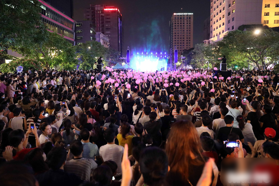 Hơn 10,000 khán giả trong buổi ra mắt album Tâm 9 tại phố đi bộ Nguyễn Huệ - Tin sao Viet - Tin tuc sao Viet - Scandal sao Viet - Tin tuc cua Sao - Tin cua Sao