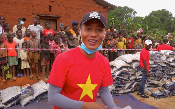 Nhóm Quang Linh Vlog làm việc tốt ở Châu Phi bị "nhận vơ" thành người Trung  Quốc